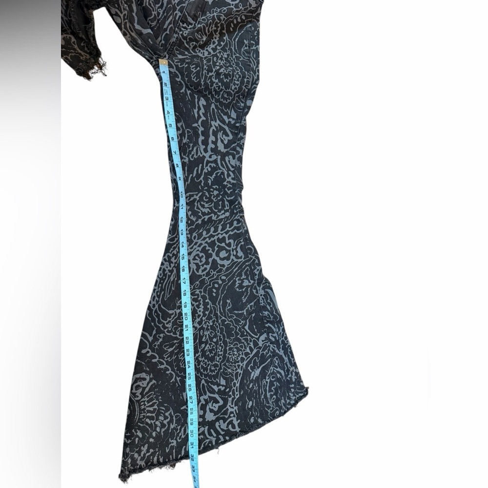 Free People We the Free Black FloralJust Float On Geo Flare Jeans Womens Sz 25 - Picture 12 of 14